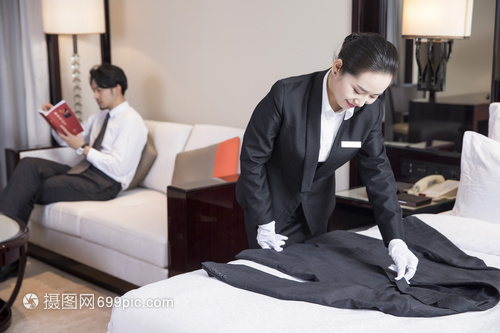酒店服務人員疊衣服與餐飲管理的協同與優(yōu)化